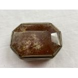 UNMARKED WHITE METAL OCTAGONAL SHAPE SNUFF BOX WITH AGATE LID