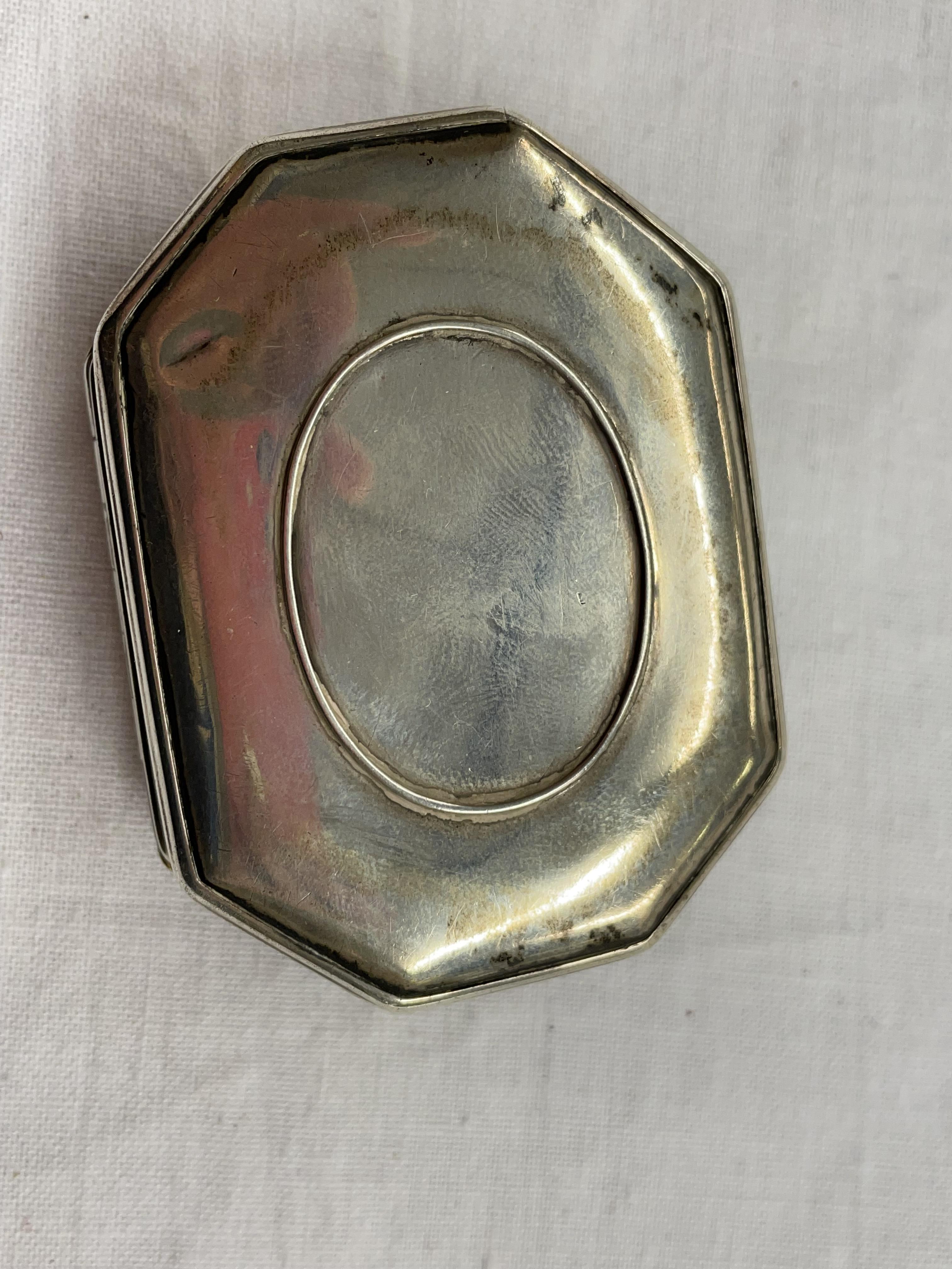 UNMARKED WHITE METAL OCTAGONAL SHAPE SNUFF BOX WITH AGATE LID - Image 2 of 3