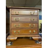 REPRODUCTION GEORGIAN STYLE MAHOGANY CHEST OF FOUR DRAWERS ON OGEE BRACKET FEET