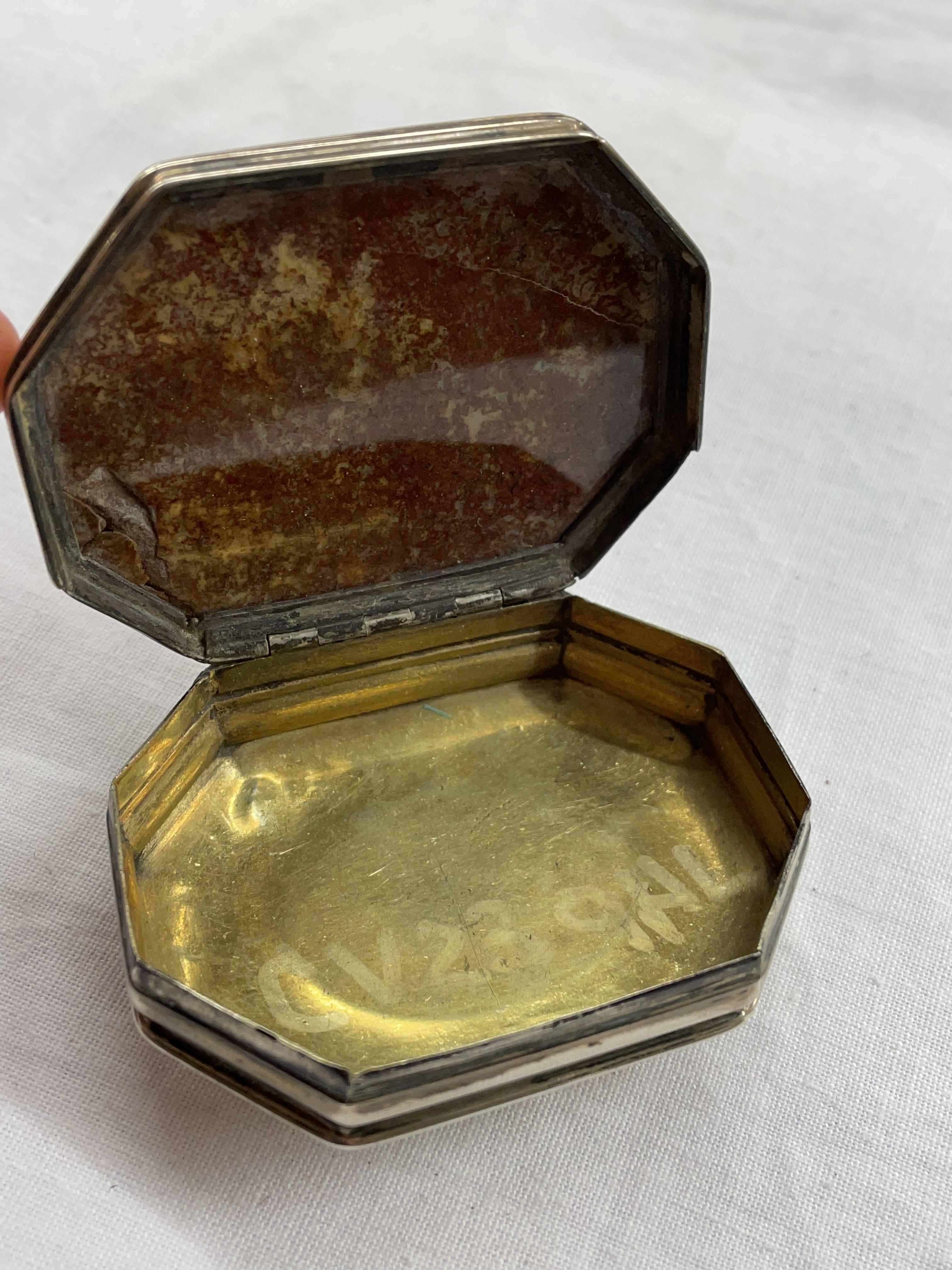 UNMARKED WHITE METAL OCTAGONAL SHAPE SNUFF BOX WITH AGATE LID - Image 3 of 3