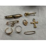 SELECTION OF ROSE GOLD MINIATURE RINGS A/F, PADLOCK, BAR BROOCH, AND YELLOW METAL ITEMS 8.