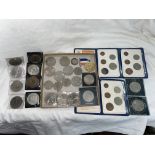 SELECTION OF BRITIANS FIRST DECIMAL COIN SETS, 1977 JUBILEE CROWNS AND OTHER COMMEMORATIVE COINS,