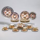 Royal Crown Derby 'Imari' (2451) Pattern Part-Service, 20th century, cake plate diameter 9.3 in — 23
