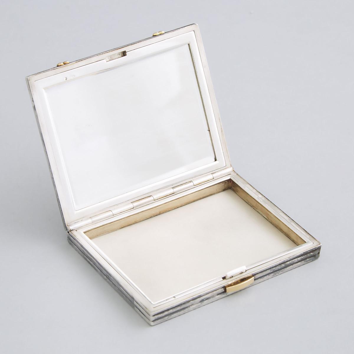 French Silver and Yellow Gold Rectangular Compact, 20th century, 0.4 x 3.1 x 2.6 in — 1 x 8 x 6.7 cm - Image 2 of 2