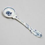 Worcester Blue and White Moulded Mustard Spoon, c.1770, length 3.9 in — 9.8 cm