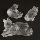 Three Lalique Moulded and Frosted Glass Cat Figures, post-1945, largest length 6 in — 15.2 cm (3 Pie
