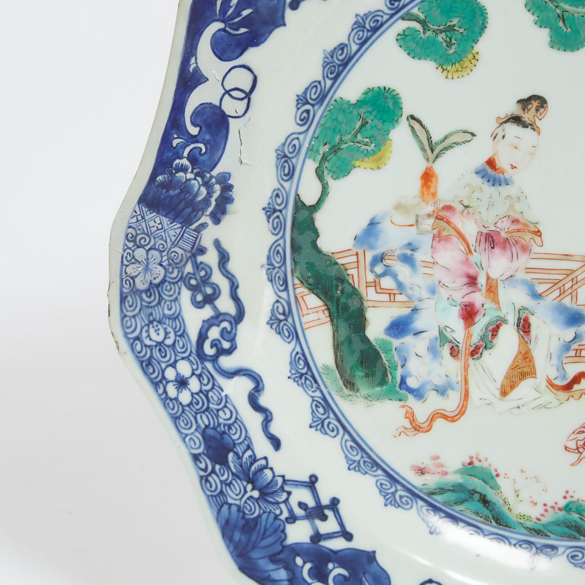 A Chinese Export Blue and White Famille Rose Plate, Late 18th Century, 十八世纪晚期 乾隆外销青花粉彩人物图盘, diameter - Image 2 of 4