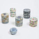 A Group of Six Chinese Porcelain Boxes, 19th Century and Later, 十九世纪及更晚 青花及粉彩盖盒一组六件, tallest height
