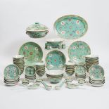 A Turquoise-Ground 'Wanshou Wujiang' Pattern Dinner Service, Circa 1960, 约1960年 松石绿地'万寿无疆'粉彩瓷餐具一套共10