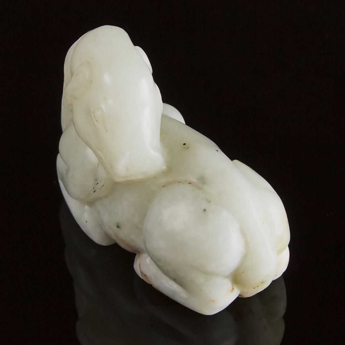 A Mottled White Jade Carving of a Recumbent Ram, Ming Dynasty, 17th Century, 明 十七世纪 青白玉卧羊, 2 in — 5. - Image 3 of 4