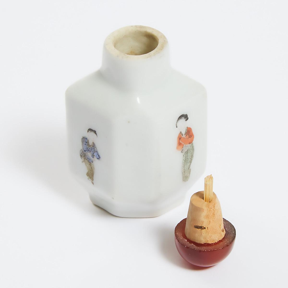 A Small Famille Rose 'Figural' Snuff Bottle, Qianlong Mark, Qing Dynasty, 清 乾隆款 粉彩玛瑙帽人物小烟壶, height 2 - Image 3 of 4