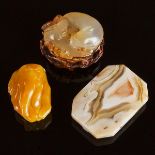 A Group of Three Chinese Agate Carvings, 19th Century and Later, 十九世纪及更晚 玛瑙巧雕'衔灵双欢' 佛手鼻烟壶 带板一组三件, la
