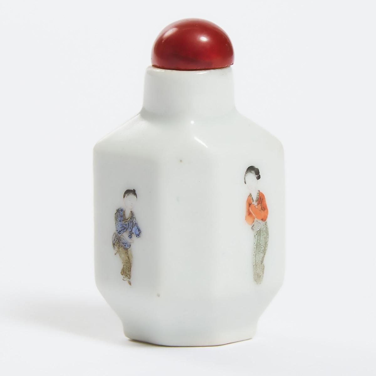 A Small Famille Rose 'Figural' Snuff Bottle, Qianlong Mark, Qing Dynasty, 清 乾隆款 粉彩玛瑙帽人物小烟壶, height 2 - Image 2 of 4