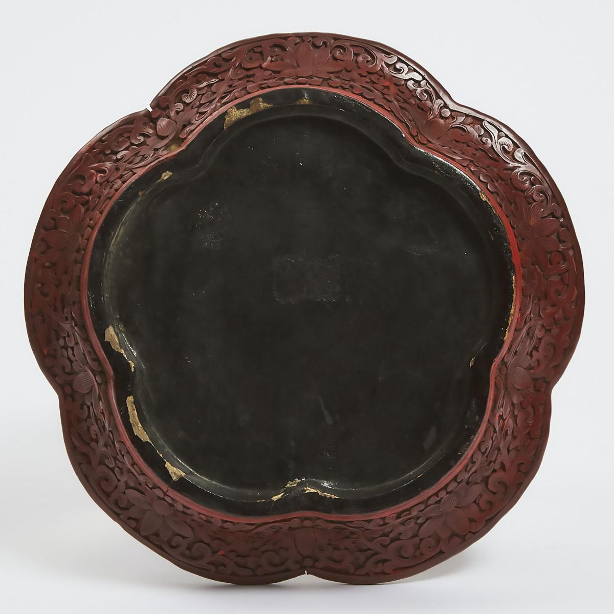 A Carved Cinnabar Lacquer Lobed Dish, Qing Dynasty, 19th Century, 晚清 十九世纪 剔红松下高仕图花口盘, diameter 10.1 - Image 2 of 2