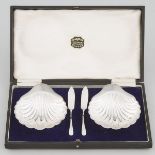 Pair of English Silver Butter Shells with Knives, Harrison Bros. & Howson, Sheffield, 1919/20, width