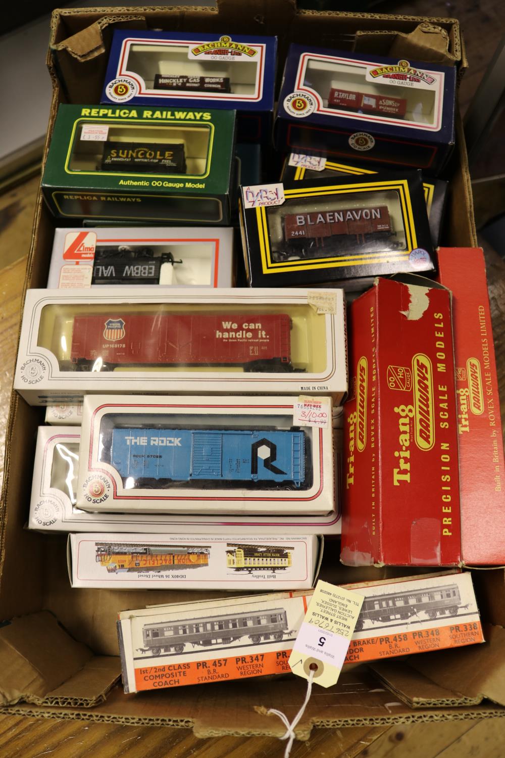 29x items of OO Gauge model railway by Bachmann, Replica Railways, Playcraft, Tri-ang Hornby, etc.