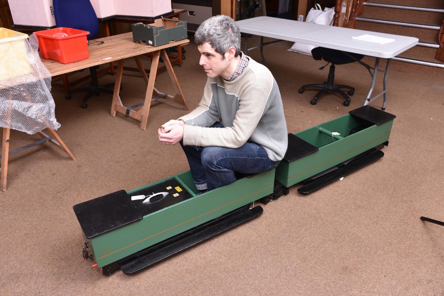 A 3.5 inch gauge 3-section train for ground level running. Well constructed wooden bodies and - Image 2 of 4