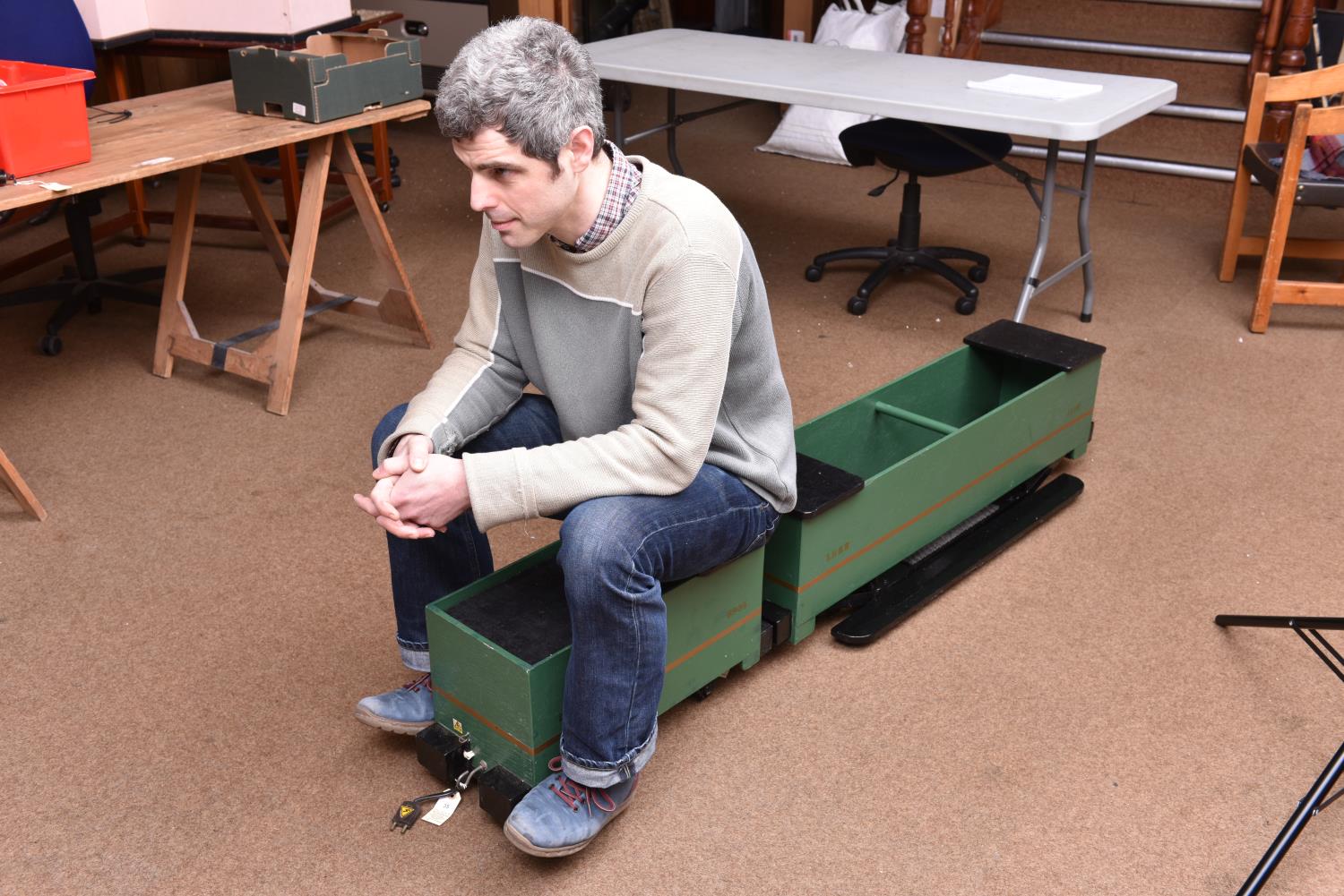 A 5 inch gauge articulated railway carriage for ground level running. Well constructed wooden bodies - Image 3 of 6