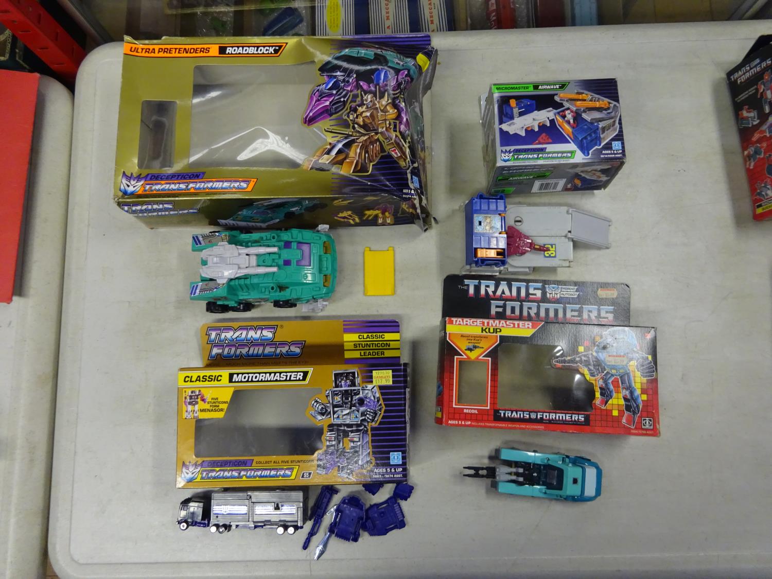 7x Transformers by Hasbro. Including; Ultra Pretenders Roadblock. Micromaster Base. Targetmaster - Image 3 of 5