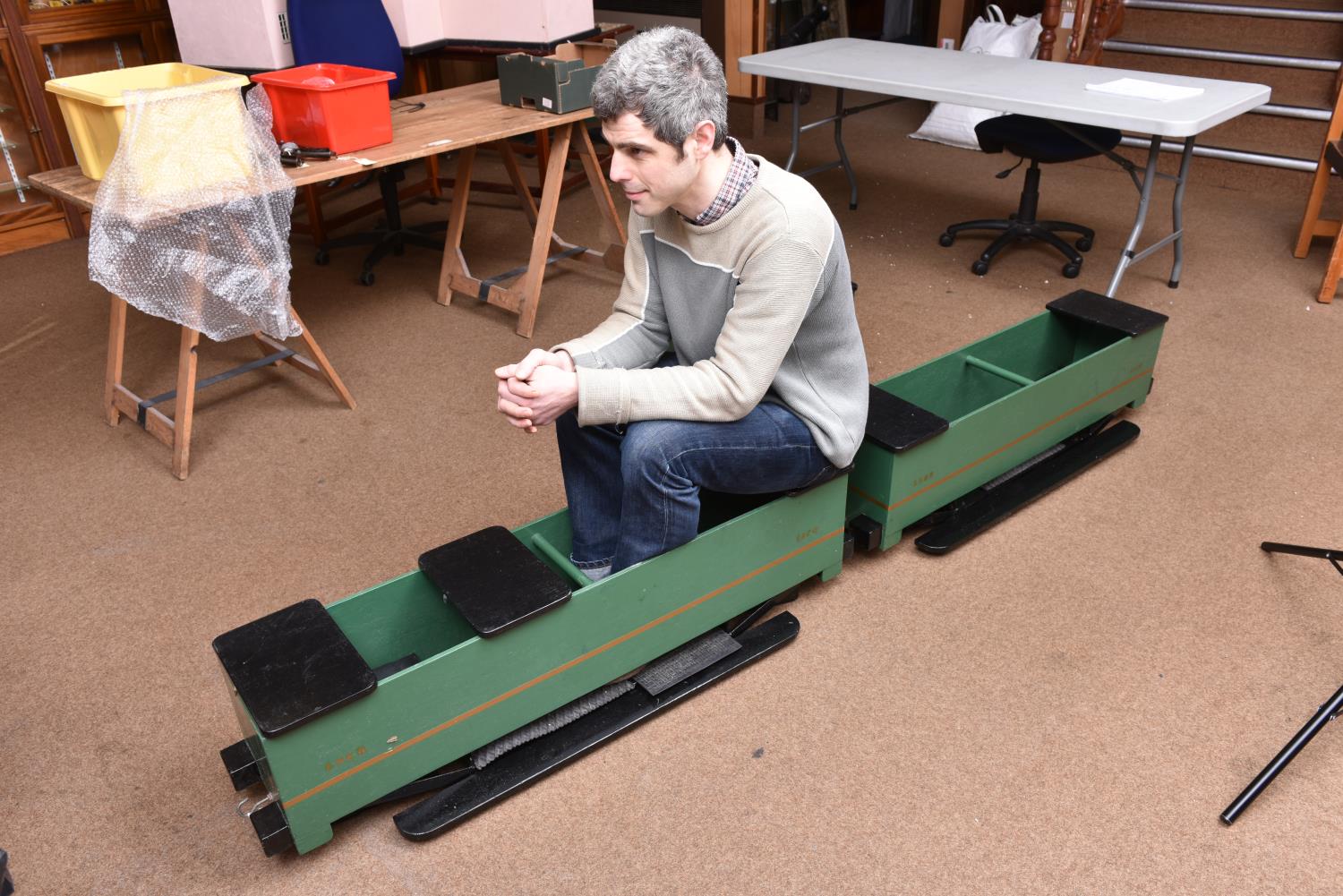 A 5 inch gauge articulated railway carriage for ground level running. Well constructed wooden bodies - Image 2 of 6