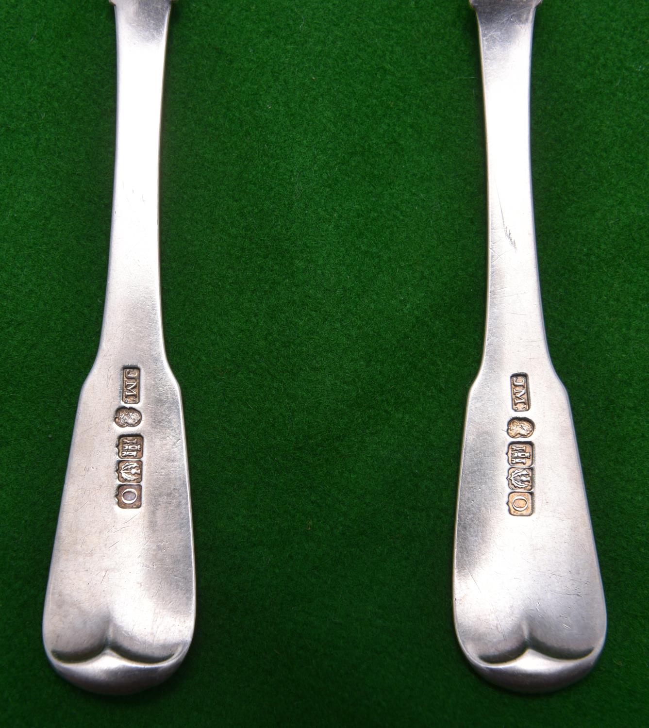 2x matching Georgian Scottish dessert spoons with scalloped decoration to handles and engraved crest - Image 2 of 2