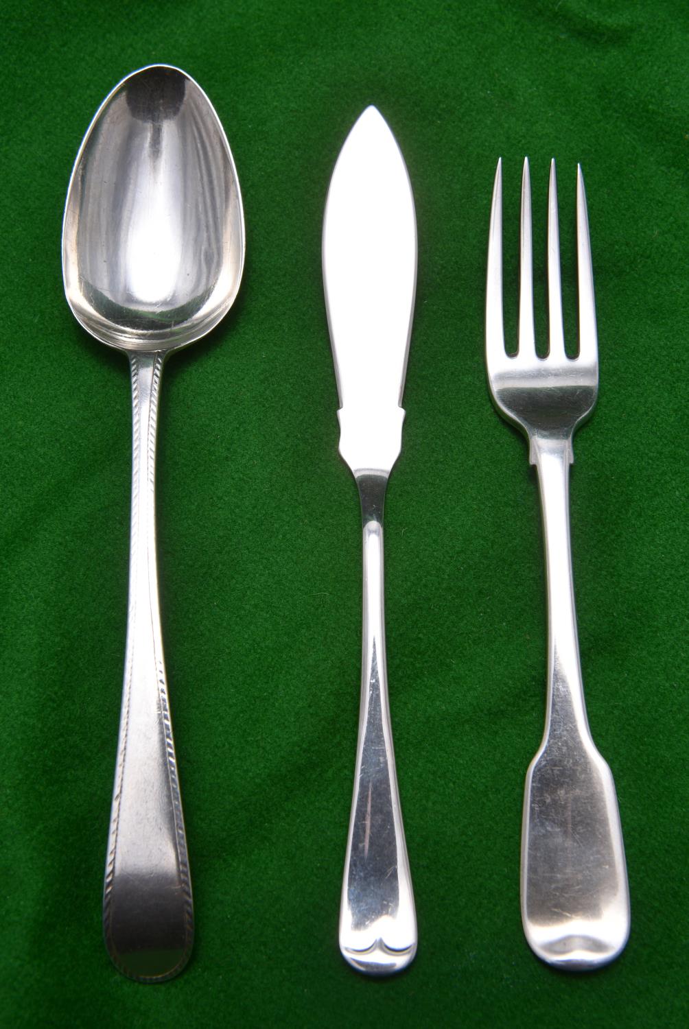 3x items of silver flatware. A Georgian fork hallmarked Dublin 1815, 'RW'/'MW'. A dessert spoon with