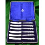 A cased set of 6 silver dessert knifes. Hallmarked Sheffield 1913, 'JS'. Combined 157g. £30-50