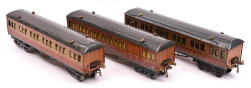 3x Hornby Series O gauge Metropolitan suburban coaches with brass buffers and drop-link couplings in