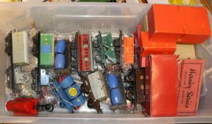 31x Hornby Series O gauge items. Locomotive and 4-wheel freight wagons etc. A No.30 clockwork BR 0-