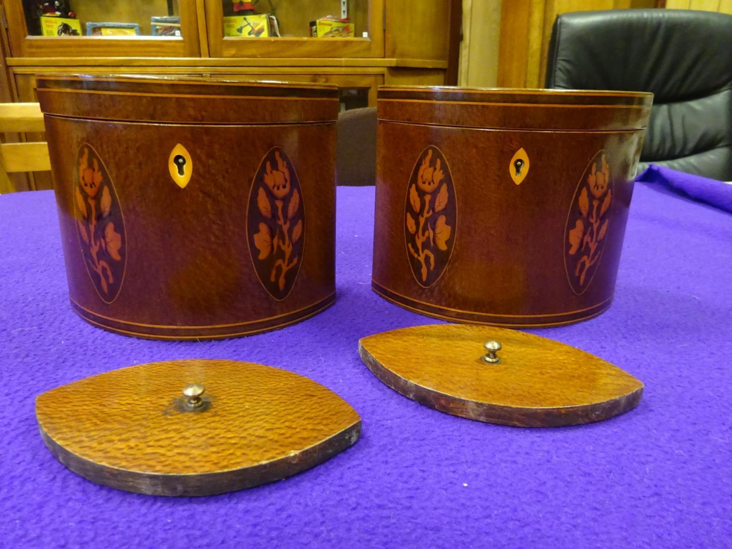 A pair of marquetry tea caddies. Decorative shells to hinged lids and flowers and stringing to - Image 5 of 5