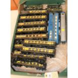 22x OO gauge model railway items by various makes including Hornby, Tri-ang, Wrenn, etc. Including