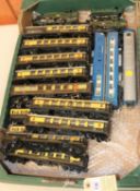 22x OO gauge model railway items by various makes including Hornby, Tri-ang, Wrenn, etc. Including