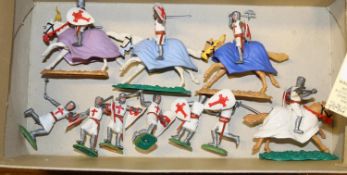 10 Timpo Swoppet knights. 4x mounted and 6x knights on foot all with red cross on white background