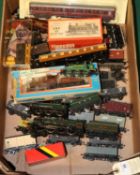 A quantity of OO gauge railway by various makes. Including; 5x locomotives; a BR Castle Class,