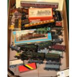 A quantity of OO gauge railway by various makes. Including; 5x locomotives; a BR Castle Class,