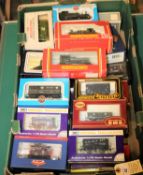 33x OO gauge railway items by various makes. Including 3x locomotives; a GWR Class 14xx, Sir