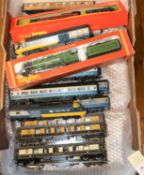 20x OO gauge railway items by Hornby, etc. Including 2x tender locomotives; a Class A3 Flying