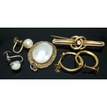 A mixed lot of jewellery comprising a blister pearl pendant, a pair of loop earrings and two odd