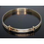 A child's hallmarked 9ct gold adjustable bangle, max. diam. 53mm, wt. 4.42g.