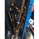 Large quantity of misc garden and other tools, approx 6 bundles. Live bidding available via our