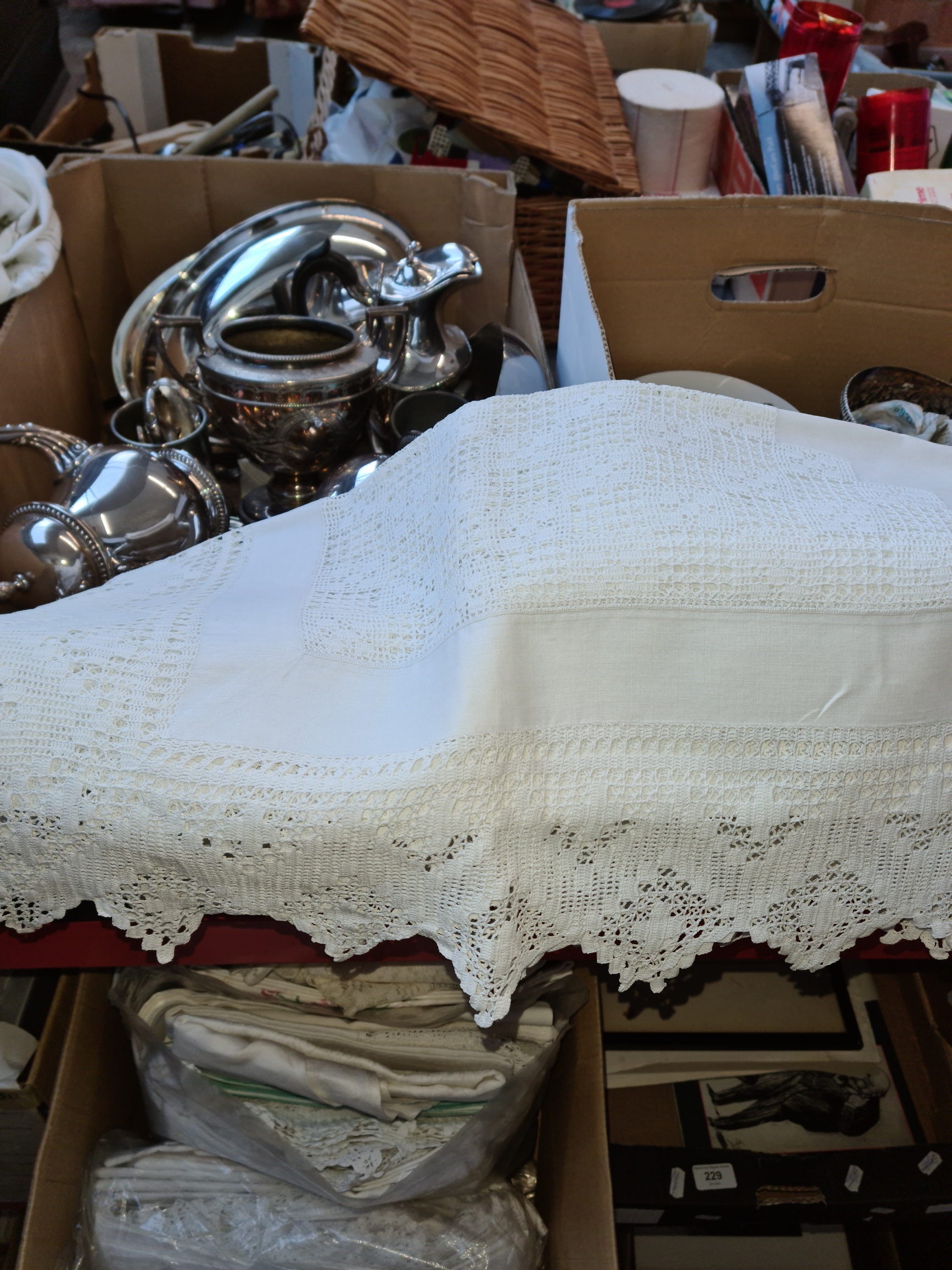 A box of linen and crochetware. - Image 6 of 8