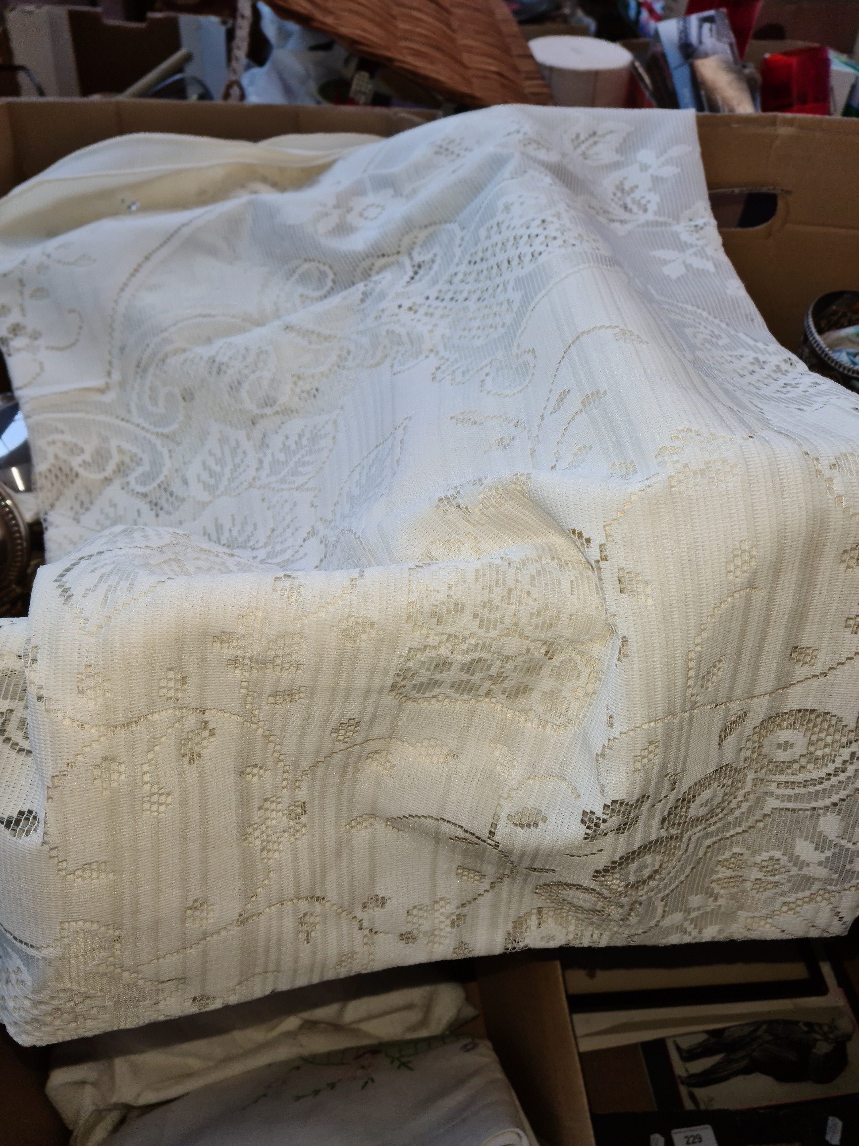 A box of linen and crochetware. - Image 3 of 8