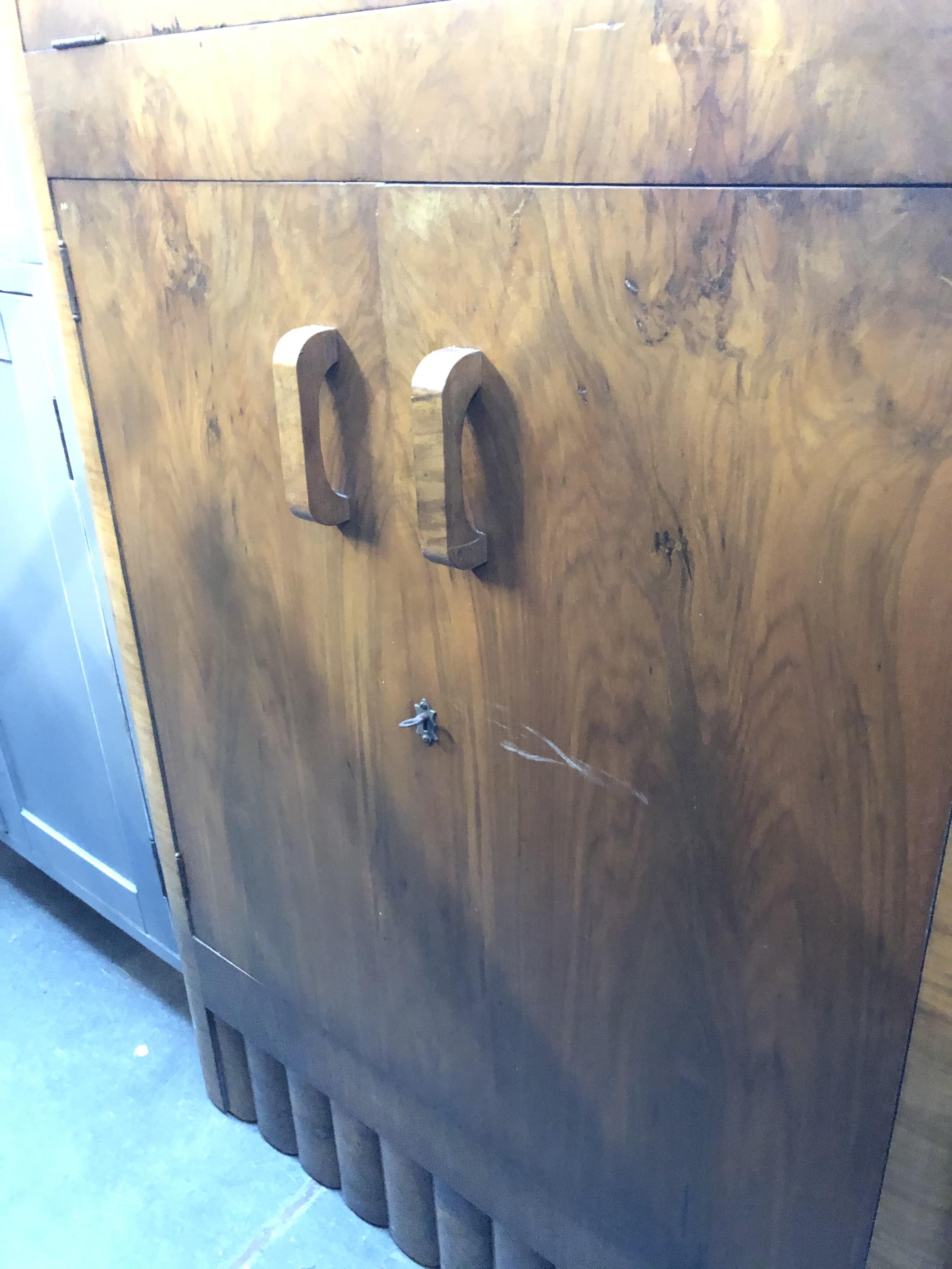 A retro walnut drinks cabinet with cased cocktail items - Image 6 of 9