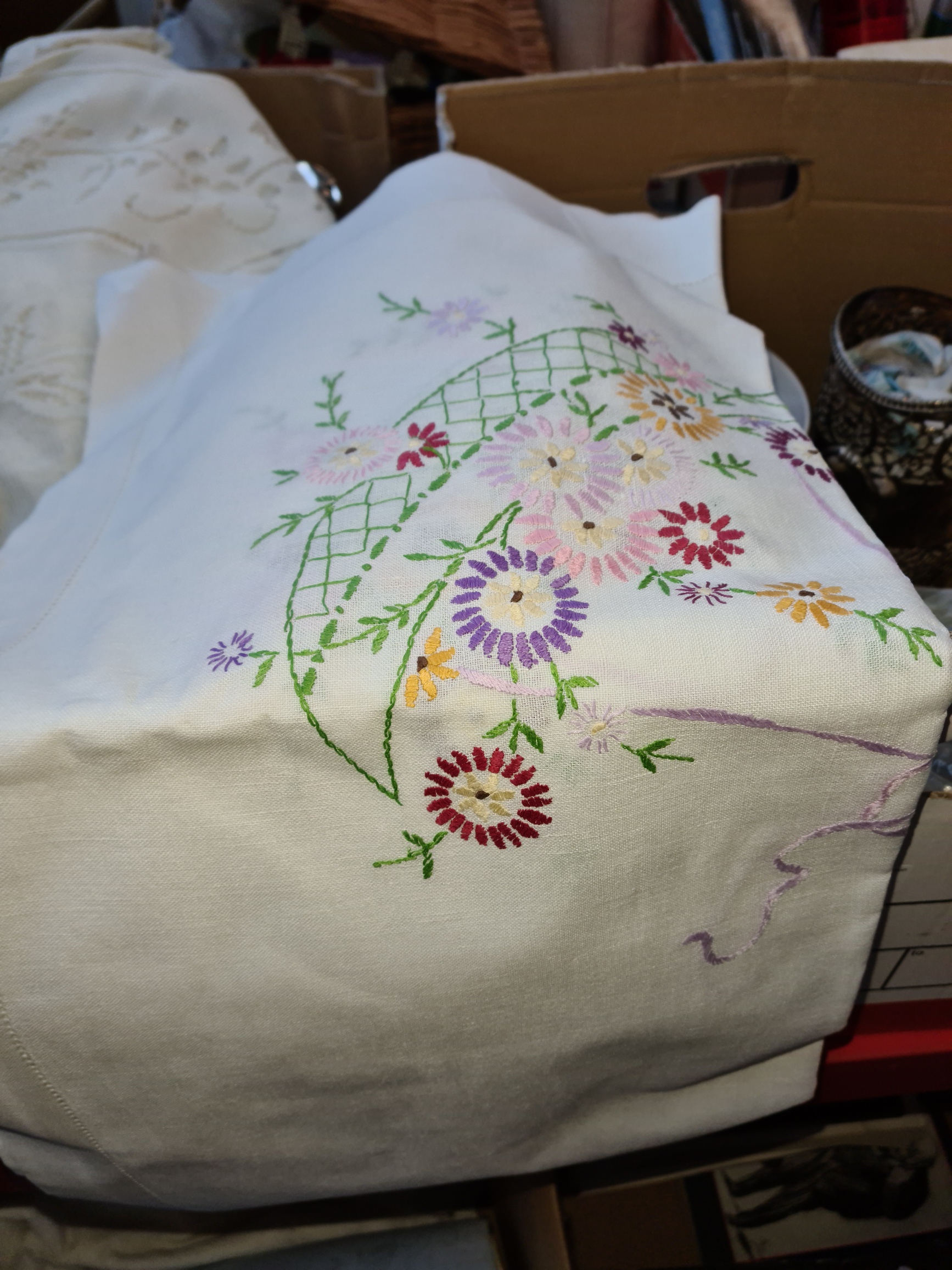 A box of linen and crochetware. - Image 4 of 8