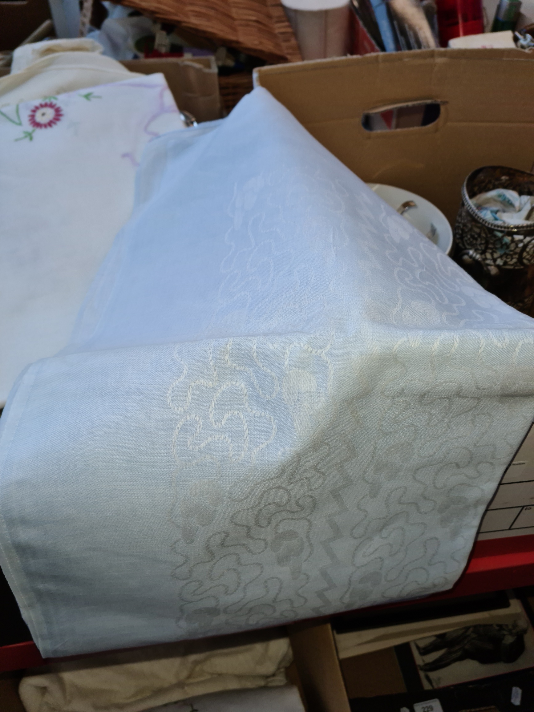 A box of linen and crochetware. - Image 5 of 8