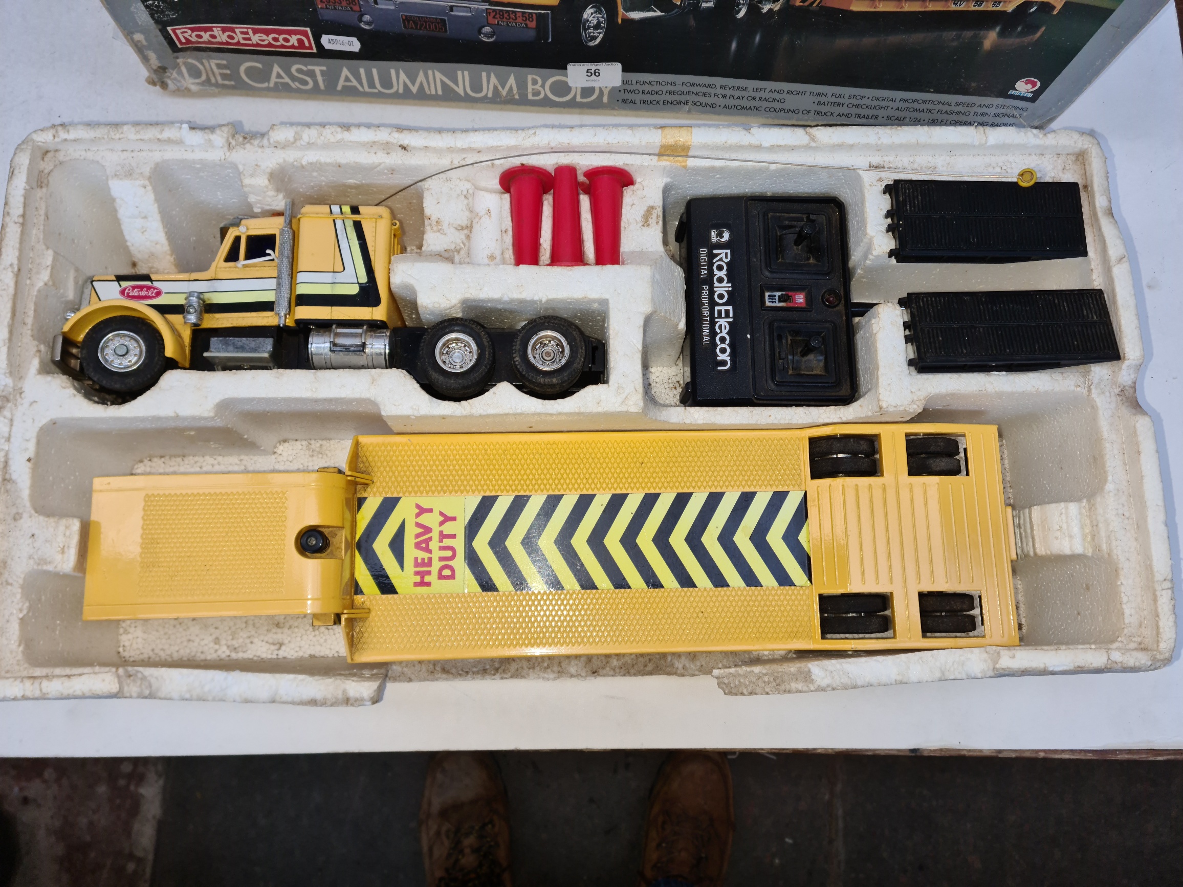 Peterbilt 1:24 remote controlled flatbed truck - Image 7 of 8