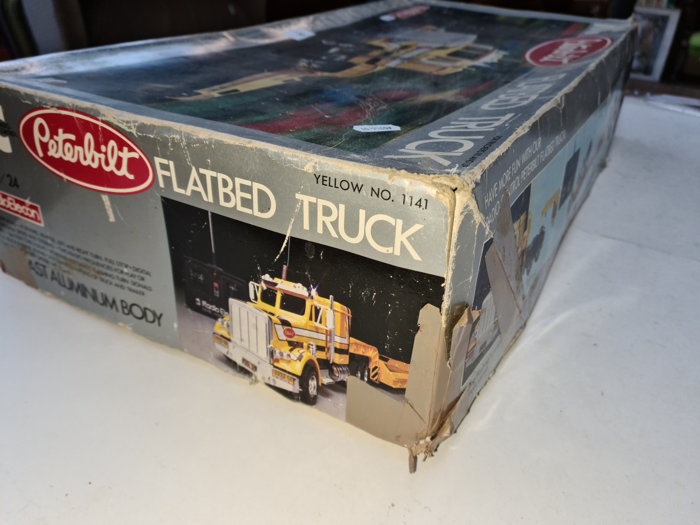 Peterbilt 1:24 remote controlled flatbed truck - Image 6 of 8