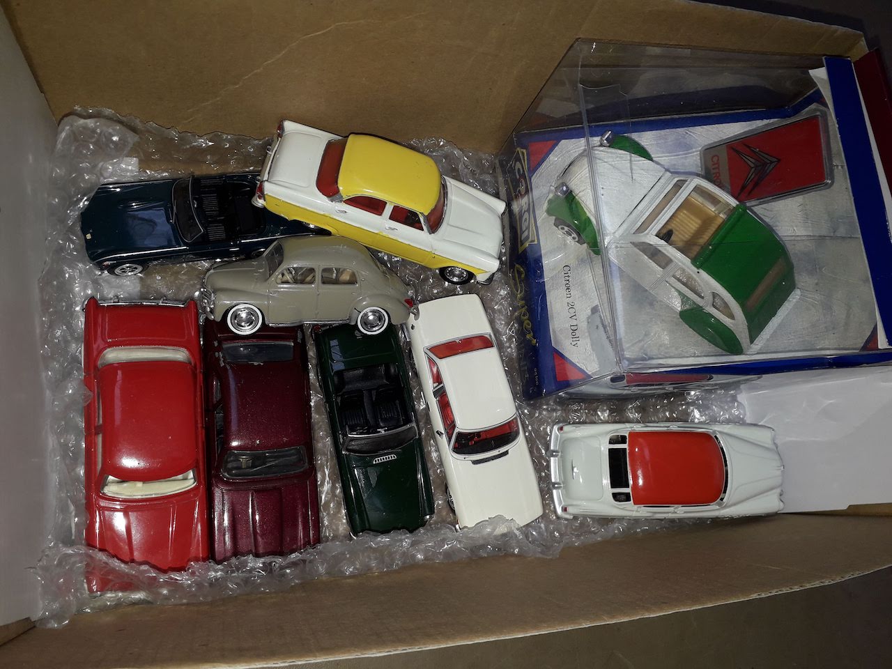 Box of diecast vehicles. 1 x Corgi boxed, 4 x Corgi, 2 x Corgi Vanguards, 1 x Dinky Atlas & 1 x