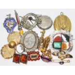 A mixed lot of hallmarked silver, white and yellow metal jewellery.