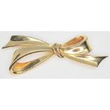 A bow brooch marked 18, length 55mm, wt. 7.60g.